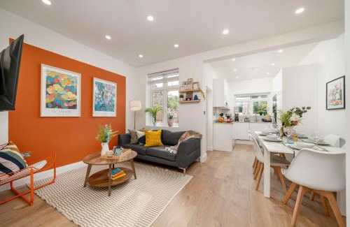 Southbury Maison | Large 4BR Contractor-Friendly House - Sleeps 10 - Free parking - North London