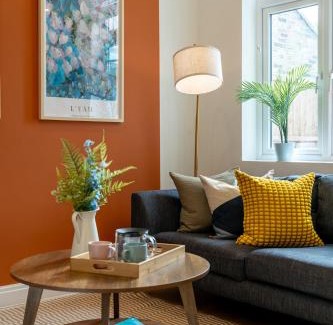 Southbury Maison | Large 4BR Contractor-Friendly House - Sleeps 10 - Free parking - North London