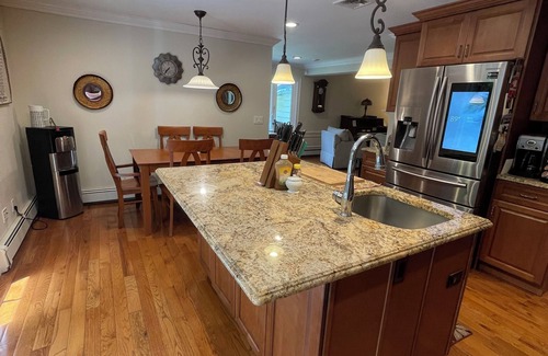 Roslyn Heights Maison | Large 5-Bedroom Home in Roslyn Heights/Ideal for Groups & Families