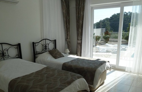Sarigerme Villa | Grande villa de 5 chambres dans position surélevée avec propre piscine et proche de la mer