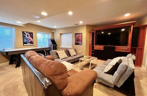 Castle Rock Maison | Large 5BR 4,5Bath Retreat - Gym - Games - Office - I-25