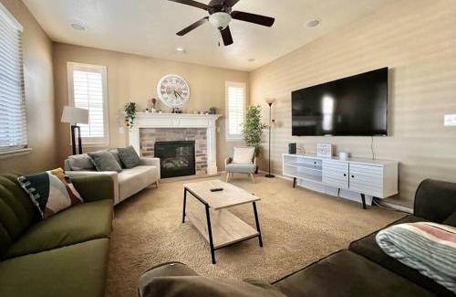 Castle Rock Maison | Large 5BR 4,5Bath Retreat - Gym - Games - Office - I-25