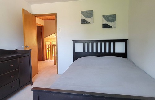 Gibsons Maison | Large 5BR family home w/hot tub, trampoline. Pet friendly! Close to park/beaches