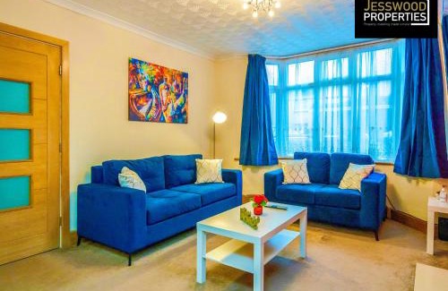 Luton Maison | Large 6 Bedroom Contractor House by Jesswood Properties ShortLets For Groups, Business And Leisure With Free Parking, Wifi and Pool Table