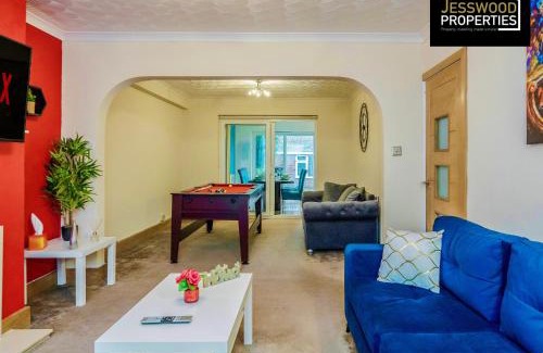 Luton Maison | Large 6 Bedroom Contractor House by Jesswood Properties ShortLets For Groups, Business And Leisure With Free Parking, Wifi and Pool Table