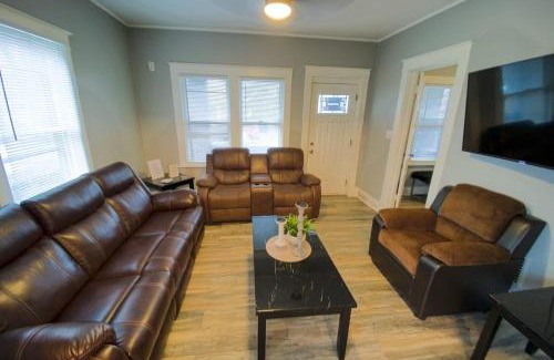 Niagara Falls Maison | Large 6BR, 2 bath in Niagara Falls
