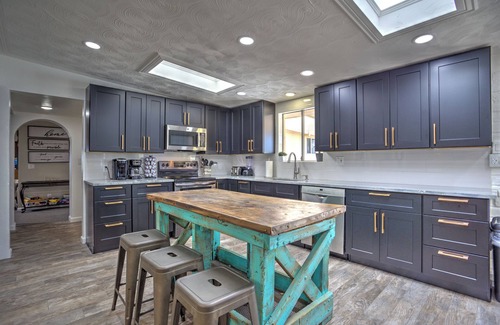 Whispering Hills Maison | Large 7-bedroom, 4-bath house in NW Tucson - Pool, Pool Table, Sleeps 14+