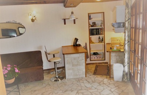Les Sept Chemins Appartement | Grand Studio 36 m2 Climatisé a la Campagne avec piscine (4 personnes )