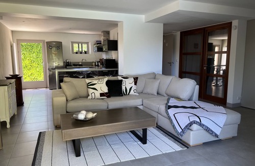 Lagnes Maison | GRAND LOFT PLEIN-PIED, JARDIN, PISCINE PRIVATIVE, AU CALME DANS LE LUBERON