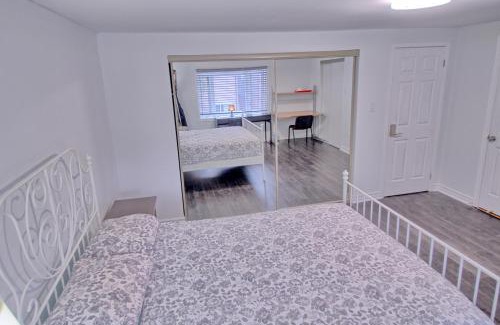 Thornhill Maison | Large and beautiful master room with private bathroom