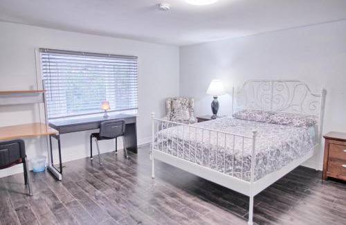 Thornhill Maison | Large and beautiful master room with private bathroom