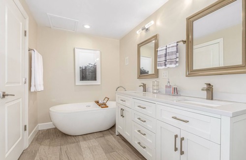 Southeast Maison | Large and unique home with lots of space to spread out!