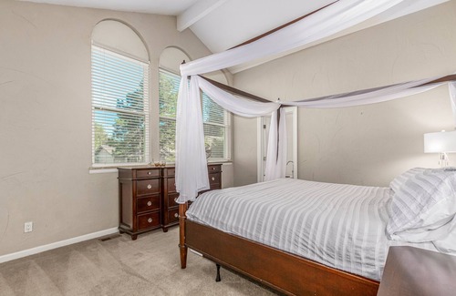 Southeast Maison | Large and unique home with lots of space to spread out!