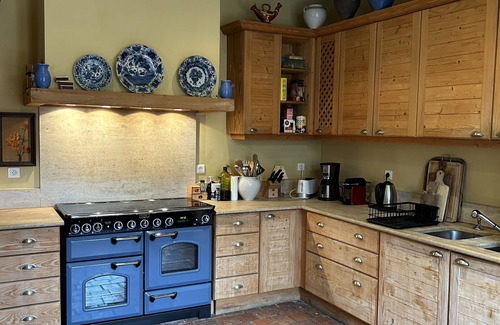 Gruissan Maison | Grande maison d’antiquaire dans un village avec grande cour privée