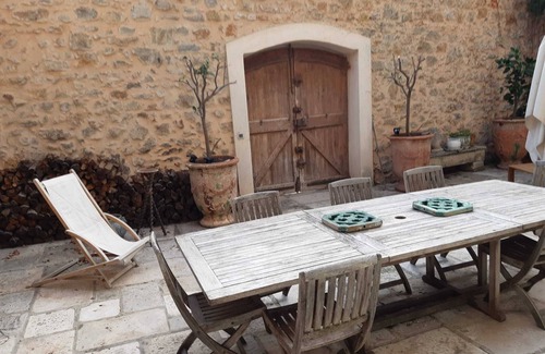 Gruissan Maison | Grande maison d’antiquaire dans un village avec grande cour privée