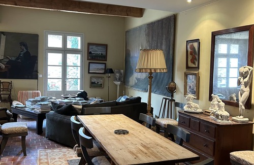 Gruissan Maison | Grande maison d’antiquaire dans un village avec grande cour privée