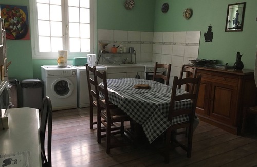 Dole Appartement | Grand appartement plein centre ville, calme, confortable, thé, café offerts