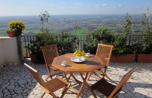Sermoneta Appartement | The Pinte Rooms: Appartement Tellus, accès à la piscine, terrasse avec vue