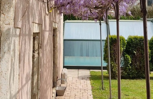 Montbeliard Appartement | Douceur et sérénité dans grande demeure avec spa et piscine en saison