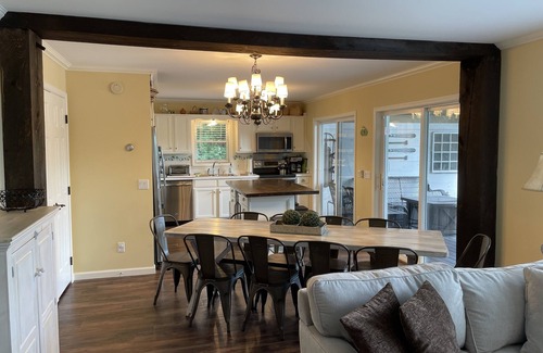 Copake Lake Maison | Grande maison de vacances de style grange qui convient aux groupes avec de l'espace à revendre.