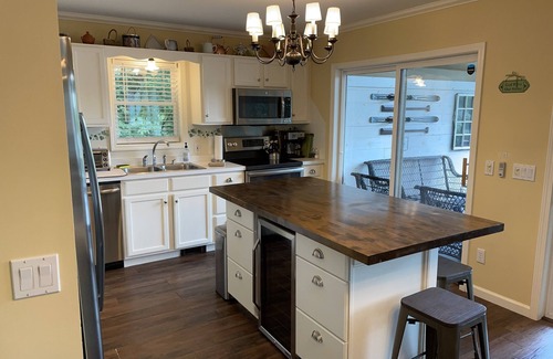 Copake Lake Maison | Grande maison de vacances de style grange qui convient aux groupes avec de l'espace à revendre.