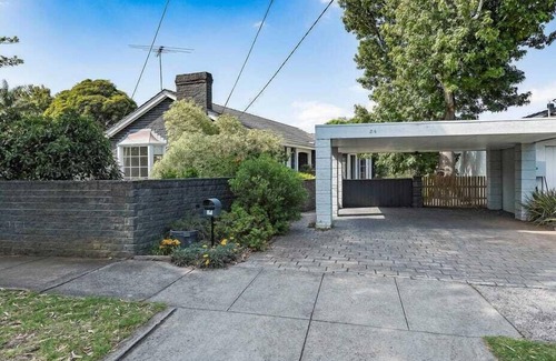 Beaumaris Maison | Large Bayside home. By the beach, shops, transport, golf, tennis and schools
