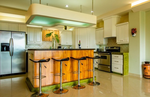 Naranjos Agrios Copropriété | GRAND BELLE SUITE CONDO 2B / 2B DANS LE LAC ARENAL
