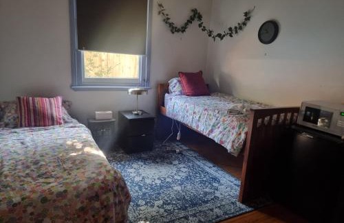 Oakleigh Maison | Large bedroom with twin beds and private bathroom