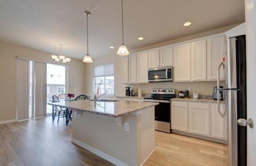 Monument Maison | Large Brand-New Home Close to Lake & Mountains