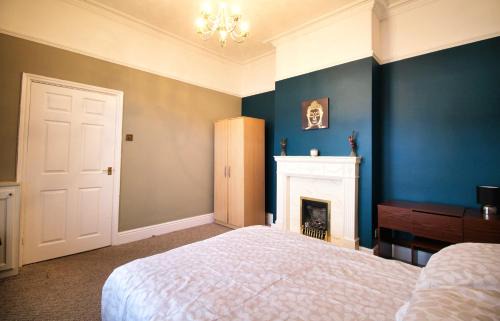 Shirley Maison | Large Bungalow - Sleeps 8 - 3 Large Beds - Plus Sofa Bed - Off Street Parking - Very Large Enclosed Gardens - Fast Wifi