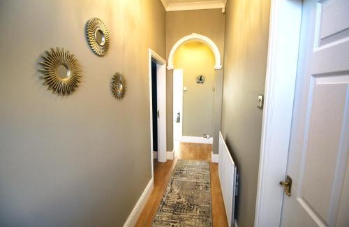 Shirley Maison | Large Bungalow - Sleeps 8 - 3 Large Beds - Plus Sofa Bed - Off Street Parking - Very Large Enclosed Gardens - Fast Wifi