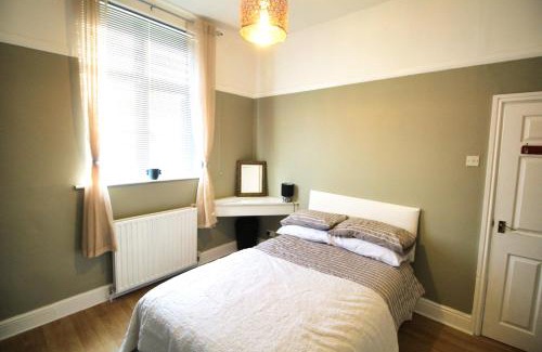 Shirley Maison | Large Bungalow - Sleeps 8 - 3 Large Beds - Plus Sofa Bed - Off Street Parking - Very Large Enclosed Gardens - Fast Wifi