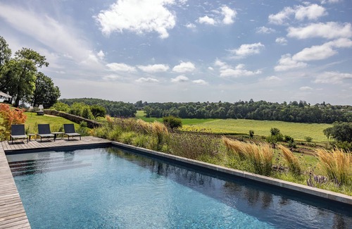 Beauregard-de-Terrasson Maison | Grande maison de campagne très confortable avec piscine et très jolie vue.