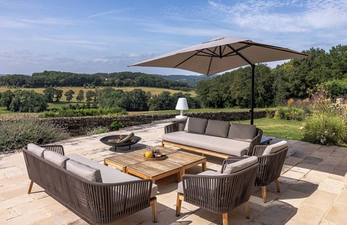 Beauregard-de-Terrasson Maison | Grande maison de campagne très confortable avec piscine et très jolie vue.