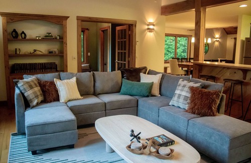 Mountain Base Cabine | Large Cabin- Game Room/Pool Table/Arcades/Hot Tub