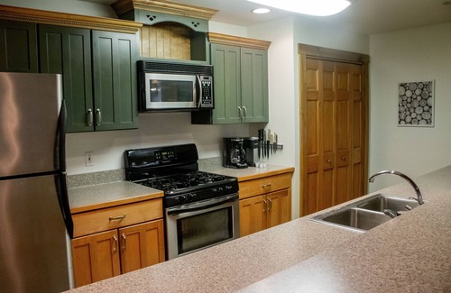 Mountain Base Cabine | Large Cabin- Game Room/Pool Table/Arcades/Hot Tub