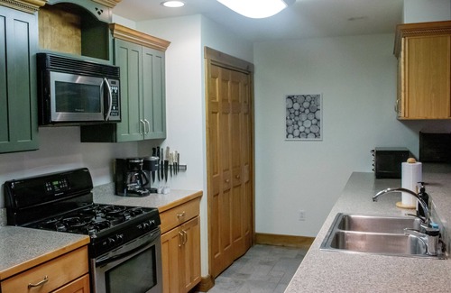 Mountain Base Cabine | Large Cabin- Game Room/Pool Table/Arcades/Hot Tub