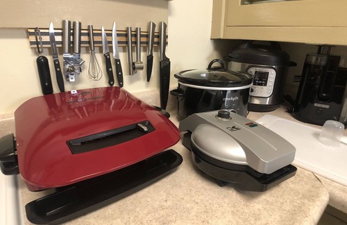 Terre Haute Maison | Large Central Bungalow, 3 Kings, 2 Queens, 1 Ba, Garage, Porch, W/D+BBQ, Pets OK