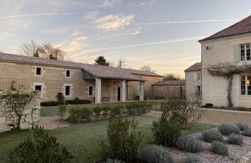 Thezac Maison | Grand domaine de charme avec piscine, au coeur des vignes, à 20 kms des plages.