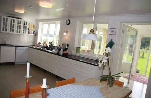 Vanern Villa | Large, child-friendly villa by the beach. WIFI.
