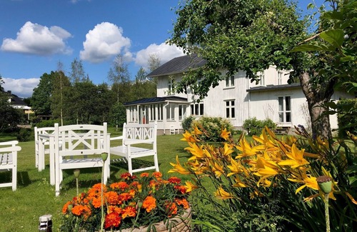 Vanern Villa | Large, child-friendly villa by the beach. WIFI.
