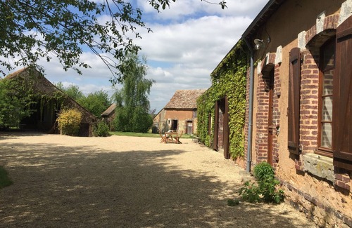 Marigne-Laille Villa | Grande longère confortable et calme avec piscine chauffée et grand jardin arboré