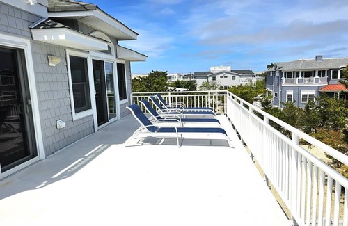 Loveladies Maison | Large Contemporary Ocean Block Home