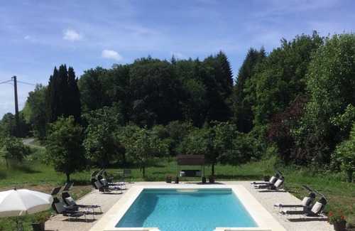Chatelus-le-Marcheix Maison | Belle grange aménagée, 16 couchages, piscine privée chauffée, proche plage de la rivière.