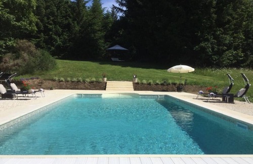 Chatelus-le-Marcheix Maison | Belle grange aménagée, 16 couchages, piscine privée chauffée, proche plage de la rivière.