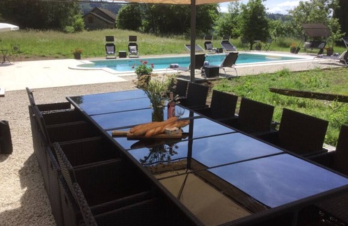 Chatelus-le-Marcheix Maison | Belle grange aménagée, 16 couchages, piscine privée chauffée, proche plage de la rivière.