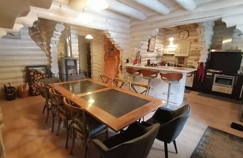Allos Chalet De Ski | Grand Chalet cosy , idéal pour séjour convivial en famille ou entre amis, 8/10 p