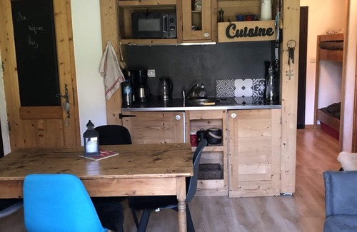 Samoens Appartement | Grand studio cosy avec piscine int et ext et vélos à10 mn à pieds du village