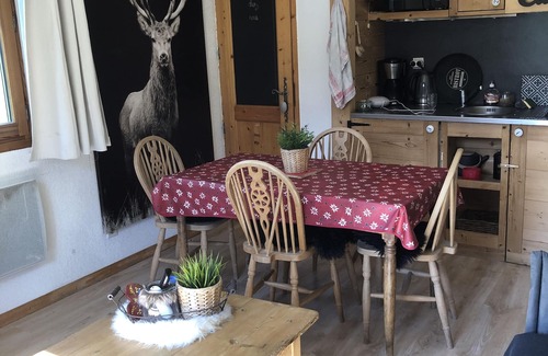 Samoens Appartement | Grand studio cosy avec piscine int et ext et vélos à10 mn à pieds du village