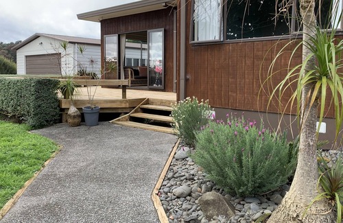 Katikati Maison | Large country house on orchard close to hot pools; bush walks and Waihi beach.